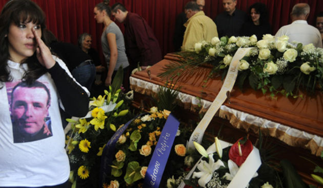 Sarajevo, 081009.
Na Sarajevskom groblju Bare danas je preko 10.000 navijaca, prijatelja i clanova obitelji prisustvovalo na sprovodu navijaca Sarajeva Vedrana Puljica ubijenog u neredima u Sirokom Brijegu.
Na slici prijateljica ubijenog Puljica izlazi up