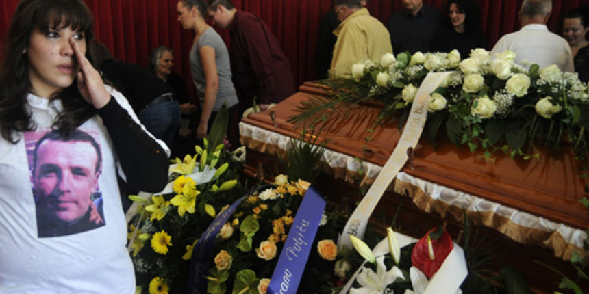 Sarajevo, 081009.
Na Sarajevskom groblju Bare danas je preko 10.000 navijaca, prijatelja i clanova obitelji prisustvovalo na sprovodu navijaca Sarajeva Vedrana Puljica ubijenog u neredima u Sirokom Brijegu.
Na slici prijateljica ubijenog Puljica izlazi up