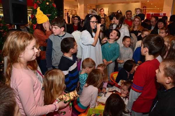 Supernova Zadar: Sveti Nikola i kamion Djeda mraza, Foto: Iva Perinčić Supernova Zadar: Sveti Nikola i kamion Djeda mraza, Foto: Iva Perinčić