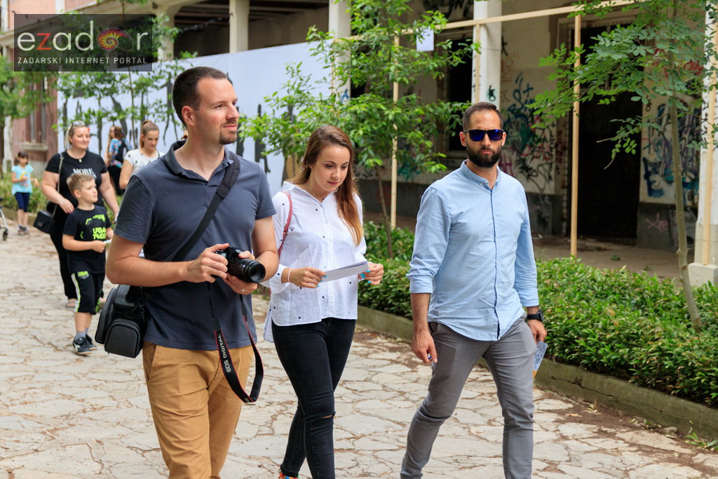 Simboličnim rušenjem zida započeo je urbani festival KvartArt na Voštarnici