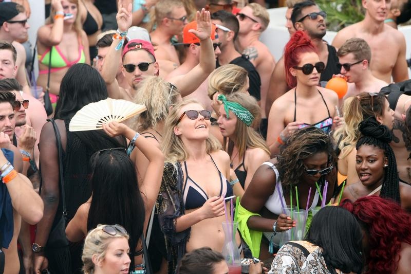 Zrće: Drugi dan Hideout festivala privukao je mnogobrojnu publiku na after beach party, Photo: Luka Stanzl/PIXSELL Zrće: Drugi dan Hideout festivala privukao je mnogobrojnu publiku na after beach party, Photo: Luka Stanzl/PIXSELL