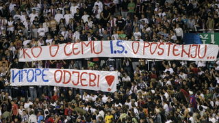 Split, 300910.
Stadion Poljud.
Nogometna utakmica drugog kola Europske lige,
Hajduk – Anderlecht.
Na slici: Torcida, transparent.
Foto: Duje Klaric / CROPIX Split, 300910.
Stadion Poljud.
Nogometna utakmica drugog kola Europske lige,
Hajduk – Anderlecht.
Na slici: Torcida, transparent.
Foto: Duje Klaric / CROPIX