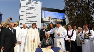 Knin, 250911.
Postavljanje kamena temeljca za gradnju Pastoralnog centra Gospe velikog Hrvatskog krsnog zavjeta na prostoru bivse vojarne Senjak u Kninu
Na slici: premijerka Jadranka Kosor potpisuje povelju
Foto: Niksa Stipanicev / CROPIX Knin, 250911.
Postavljanje kamena temeljca za gradnju Pastoralnog centra Gospe velikog Hrvatskog krsnog zavjeta na prostoru bivse vojarne Senjak u Kninu
Na slici: premijerka Jadranka Kosor potpisuje povelju
Foto: Niksa Stipanicev / CROPIX