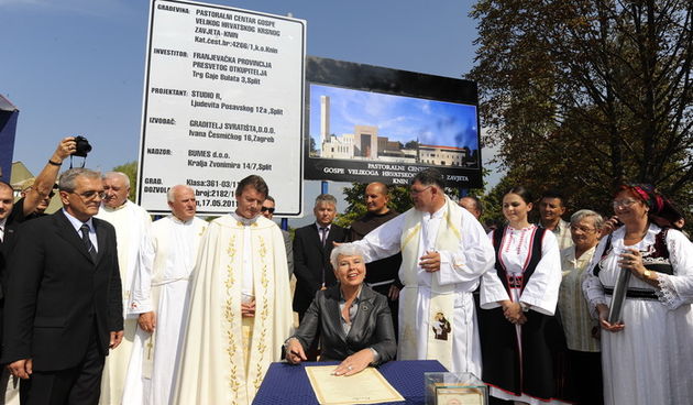Knin, 250911.
Postavljanje kamena temeljca za gradnju Pastoralnog centra Gospe velikog Hrvatskog krsnog zavjeta na prostoru bivse vojarne Senjak u Kninu
Na slici: premijerka Jadranka Kosor potpisuje povelju
Foto: Niksa Stipanicev / CROPIX