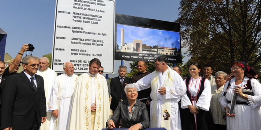 Knin, 250911.
Postavljanje kamena temeljca za gradnju Pastoralnog centra Gospe velikog Hrvatskog krsnog zavjeta na prostoru bivse vojarne Senjak u Kninu
Na slici: premijerka Jadranka Kosor potpisuje povelju
Foto: Niksa Stipanicev / CROPIX