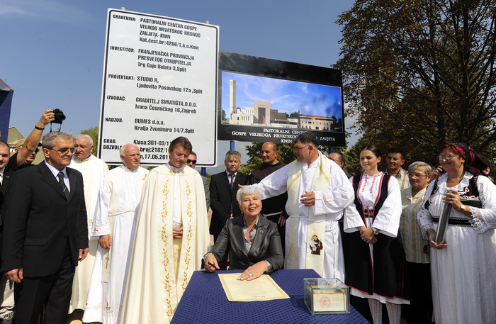 Knin, 250911.
Postavljanje kamena temeljca za gradnju Pastoralnog centra Gospe velikog Hrvatskog krsnog zavjeta na prostoru bivse vojarne Senjak u Kninu
Na slici: premijerka Jadranka Kosor potpisuje povelju
Foto: Niksa Stipanicev / CROPIX Knin, 250911.
Postavljanje kamena temeljca za gradnju Pastoralnog centra Gospe velikog Hrvatskog krsnog zavjeta na prostoru bivse vojarne Senjak u Kninu
Na slici: premijerka Jadranka Kosor potpisuje povelju
Foto: Niksa Stipanicev / CROPIX