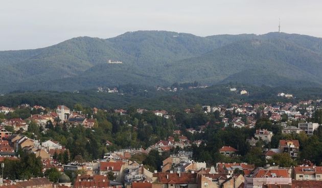 Zagreb – Panoramski pogled na grad sa 17. kata hotela Westin. Photo: Borna Filic/PIXSELL Autor  Borna Filic/PIXSELL Ključne riječi  grad zagreb, panorama, panoramski pogled, Medvedgrad, Sljeme, medvednica, gradjevine, ilustracija, grad, editorial stock