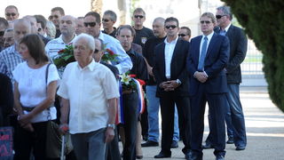 Zadar, 061012.
Povodom Dana obrane grada predstavnici lokalne vlasti, suborci, prijatelji i obitelj polozili su vijence kod spomenika poginulim braniteljima na gradskom groblju.
Na fotografiji: najbolji prijatelj i poslovni partner generala Ante Gotovine