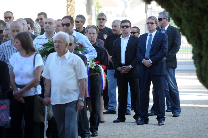 Zadar, 061012.
Povodom Dana obrane grada predstavnici lokalne vlasti, suborci, prijatelji i obitelj polozili su vijence kod spomenika poginulim braniteljima na gradskom groblju.
Na fotografiji: najbolji prijatelj i poslovni partner generala Ante Gotovine