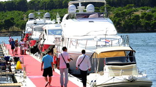 Sibenik ,160910.
Marina Mandalina
Treci Adriatic Boat Show otvoren i traje 4 dana u kojem ce posjetitelji imati priliku vidjeti preko 150 plovila i preko 175 standova sa ponudom svega vezanog more i brodove
na slici izlozbeni brodovi.
Foto: Niksa Stipanic