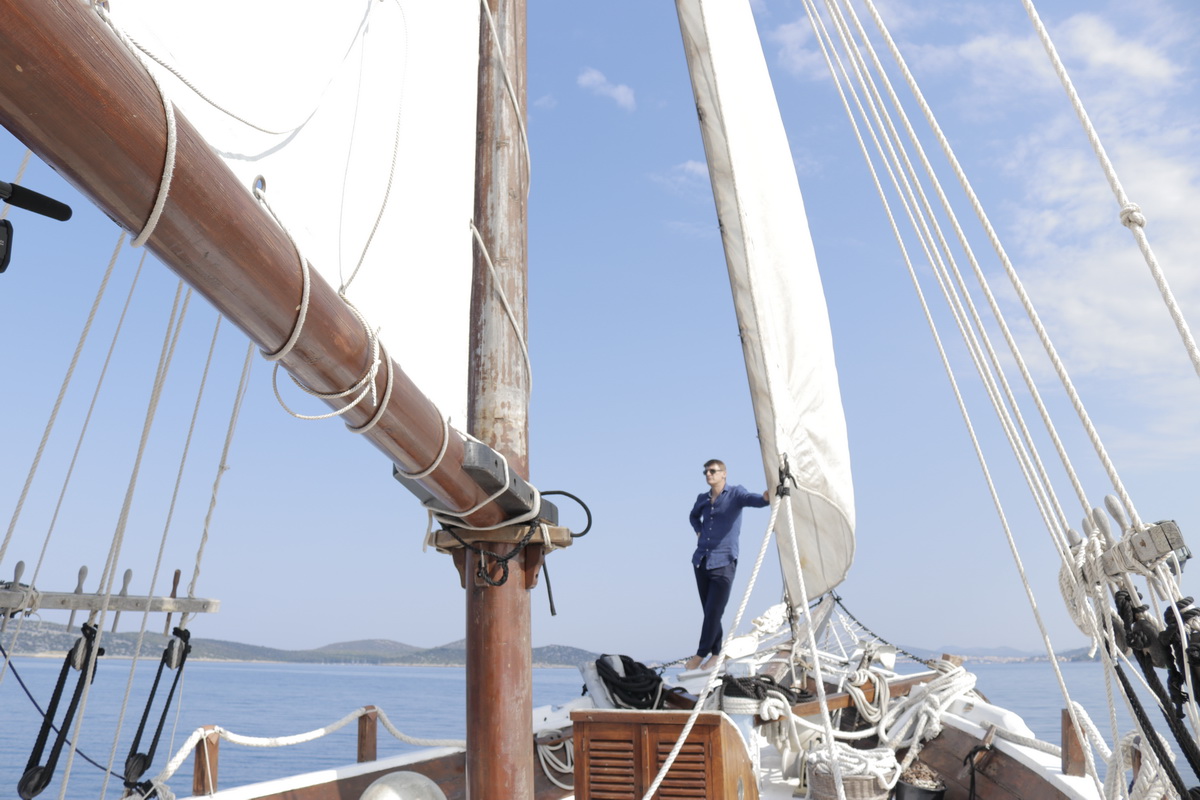 Kod otoka Prvića snimljen spot za pjesmu “Plovim” Tomislava Bralića i klape Intrade!