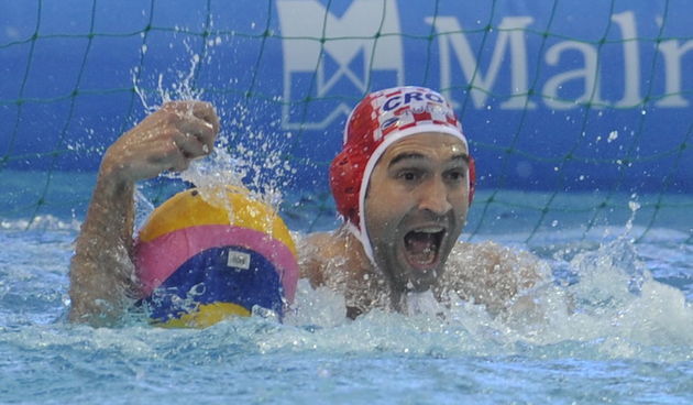 Zagreb, 070910.
Bazen na Savi.
29. Europsko Prvenstvo u vaterpolu, prva polufinalna susret izmedju Hrvatske i Srbije.
Na slici: Josip Pavic golman slave nakon zavrsetka i pobjede nad srbima te ulazak u finale.
Foto: Drago Sopta / CROPIX