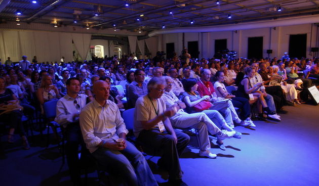 Rovinj, 240911.
4. Weekend Media Festival. Festival se odrzava u staroj tvornici TDR-a u sredistu Rovinja, a osim dobre zabave, donosi brojna zanimljiva predavanja, panele i radionice koja  se istovremeno odrzavaju u cak tri dvorane.   
Na slici je predav