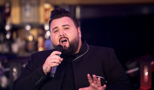Jacques Houdek po zanimanju je frizer. Jedan dio života je i radio kao frizer, no prevladala je ljubav prema glazbi