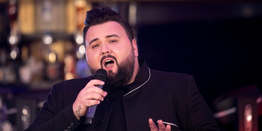 Jacques Houdek po zanimanju je frizer. Jedan dio života je i radio kao frizer, no prevladala je ljubav prema glazbi