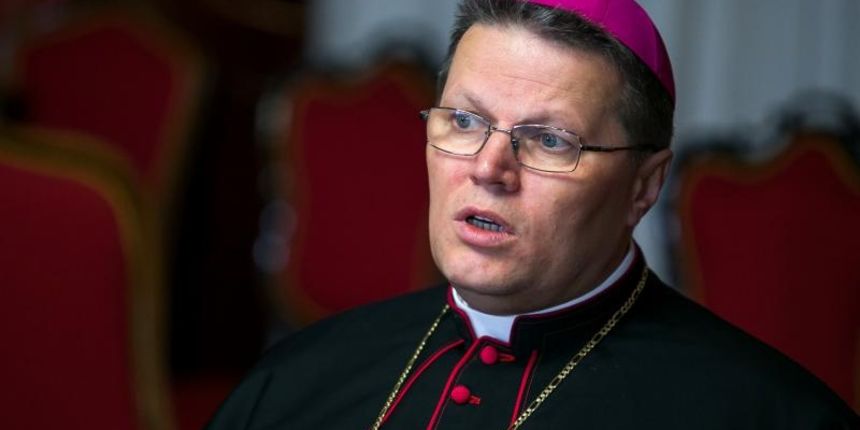 Djakovo – Djakovacko-osjecki nadbiskup i metropolit mons. dr. Djuro Hranic odrzao je konferenciju za medije prigodom nadolazece svetkovine Rodjenja Gospodnjega – Bozica. Tom je prigodom nadbiskup Djuro uputitio svoju Pastirsku bozicnu poruku. Photo: Davor Djakovo – Djakovacko-osjecki nadbiskup i metropolit mons. dr. Djuro Hranic odrzao je konferenciju za medije prigodom nadolazece svetkovine Rodjenja Gospodnjega – Bozica. Tom je prigodom nadbiskup Djuro uputitio svoju Pastirsku bozicnu poruku. Photo: Davor