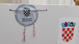 U 7 sati otvorena su biralista na kojima ce gradjani u drugome krugu birati izmedju Ive Jospovica i Kolinde Grabar-Kitarovic predsjednika Republike Hrvatske. Izbori. Photo: Hrvoje Jelavic/PIXSELL U 7 sati otvorena su biralista na kojima ce gradjani u drugome krugu birati izmedju Ive Jospovica i Kolinde Grabar-Kitarovic predsjednika Republike Hrvatske. Izbori. Photo: Hrvoje Jelavic/PIXSELL
