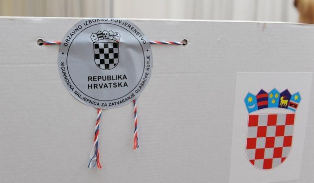U 7 sati otvorena su biralista na kojima ce gradjani u drugome krugu birati izmedju Ive Jospovica i Kolinde Grabar-Kitarovic predsjednika Republike Hrvatske. Izbori. Photo: Hrvoje Jelavic/PIXSELL