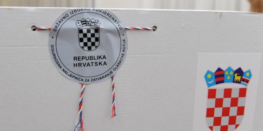 U 7 sati otvorena su biralista na kojima ce gradjani u drugome krugu birati izmedju Ive Jospovica i Kolinde Grabar-Kitarovic predsjednika Republike Hrvatske. Izbori. Photo: Hrvoje Jelavic/PIXSELL