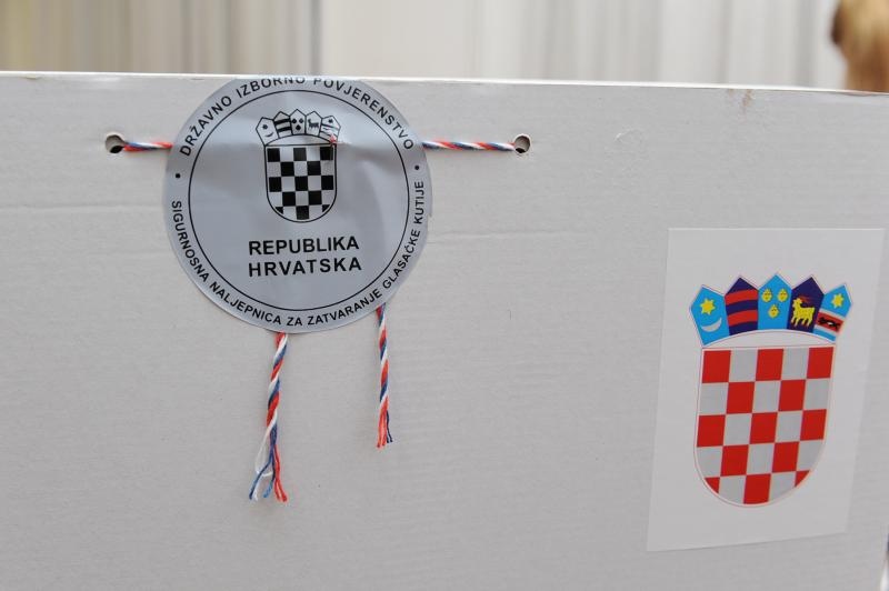 U 7 sati otvorena su biralista na kojima ce gradjani u drugome krugu birati izmedju Ive Jospovica i Kolinde Grabar-Kitarovic predsjednika Republike Hrvatske. Izbori. Photo: Hrvoje Jelavic/PIXSELL U 7 sati otvorena su biralista na kojima ce gradjani u drugome krugu birati izmedju Ive Jospovica i Kolinde Grabar-Kitarovic predsjednika Republike Hrvatske. Izbori. Photo: Hrvoje Jelavic/PIXSELL
