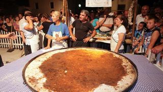 28.07.2013., Benkovac – Benkovacki prisnac je vec odavno puno vise od obicnog jela, autohtona delicija Bukovice i Ravnih kotara, jednostavna, a opet tako dobra. Stoljecima se sprema na ovim prostorima i jedno je od najprepoznatljivijih jela ovoga kraja. 28.07.2013., Benkovac – Benkovacki prisnac je vec odavno puno vise od obicnog jela, autohtona delicija Bukovice i Ravnih kotara, jednostavna, a opet tako dobra. Stoljecima se sprema na ovim prostorima i jedno je od najprepoznatljivijih jela ovoga kraja.