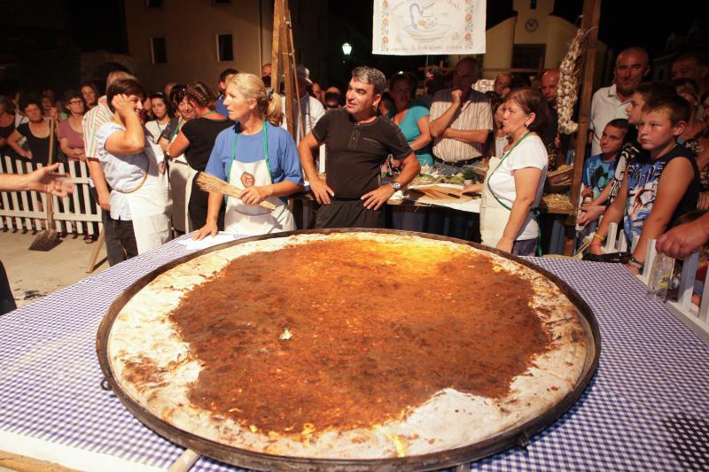 28.07.2013., Benkovac – Benkovacki prisnac je vec odavno puno vise od obicnog jela, autohtona delicija Bukovice i Ravnih kotara, jednostavna, a opet tako dobra. Stoljecima se sprema na ovim prostorima i jedno je od najprepoznatljivijih jela ovoga kraja. 28.07.2013., Benkovac – Benkovacki prisnac je vec odavno puno vise od obicnog jela, autohtona delicija Bukovice i Ravnih kotara, jednostavna, a opet tako dobra. Stoljecima se sprema na ovim prostorima i jedno je od najprepoznatljivijih jela ovoga kraja.