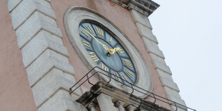 Zadar, 220310.
Sat na gradskoj strazi posljednjih dana znao je kasniti, a gradska uprava odlucila je postaviti automatski mehanizam i tako ustedjeti na odrzavanju.
Foto: Andrija Lucic / CROPIX Zadar, 220310.
Sat na gradskoj strazi posljednjih dana znao je kasniti, a gradska uprava odlucila je postaviti automatski mehanizam i tako ustedjeti na odrzavanju.
Foto: Andrija Lucic / CROPIX