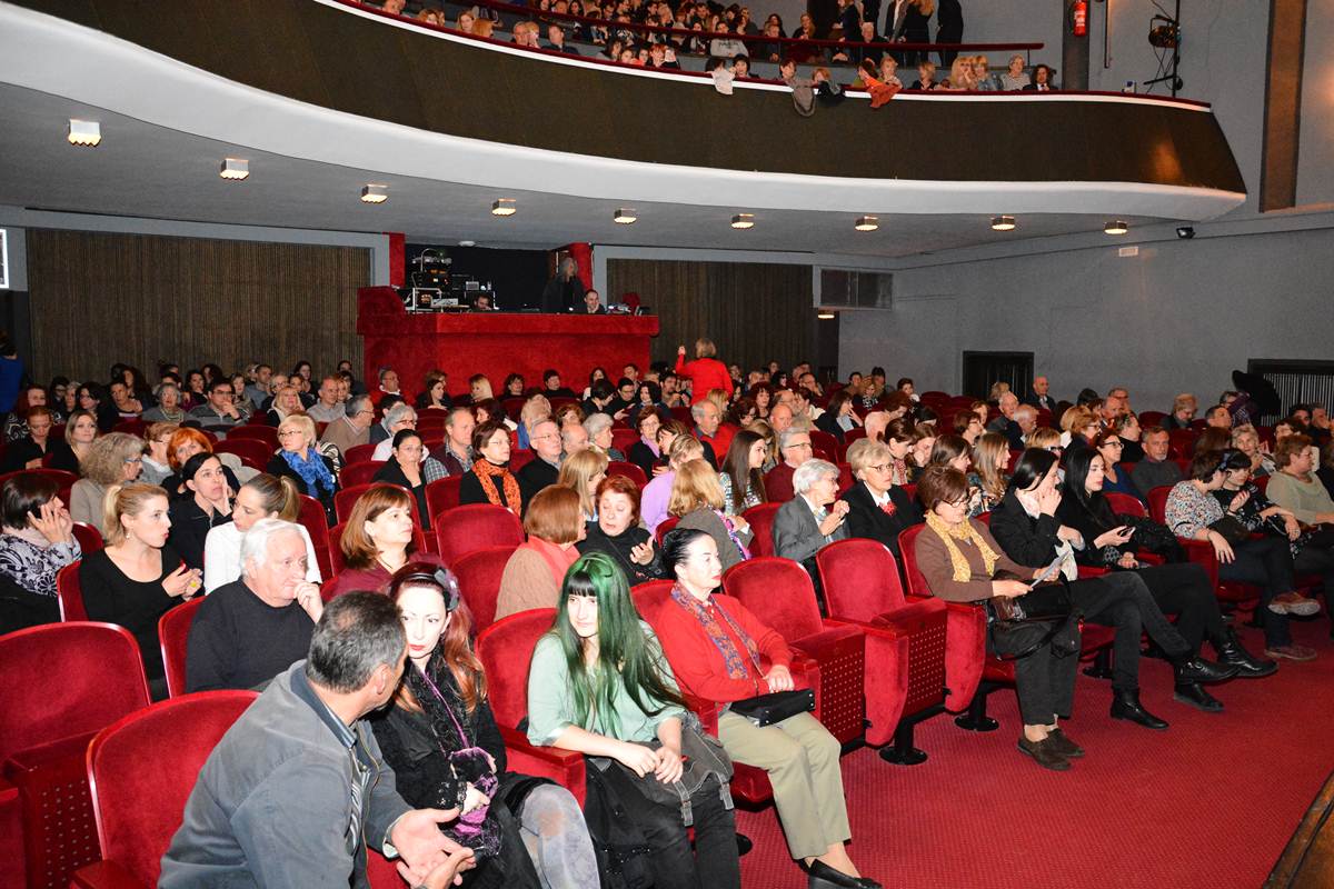 Predstava “Njuške” u HNK Zadar, foto: Iva Perinčić Predstava “Njuške” u HNK Zadar, foto: Iva Perinčić