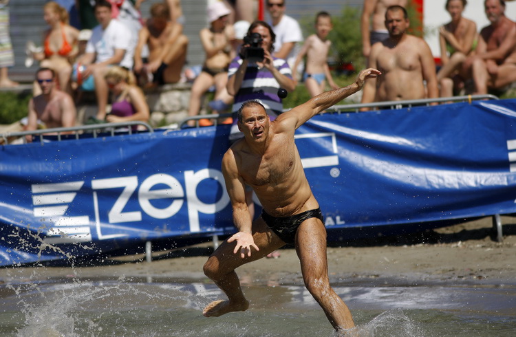 Split, 120611.
Na splitskim Bacvicama odrzano je 7. Prvenstvo svita u piciginu. Naslov pobjednika drugu godinu za redom osvojila je ekipa A1.
Foto: Ante Cizmic / CROPIX Split, 120611.
Na splitskim Bacvicama odrzano je 7. Prvenstvo svita u piciginu. Naslov pobjednika drugu godinu za redom osvojila je ekipa A1.
Foto: Ante Cizmic / CROPIX