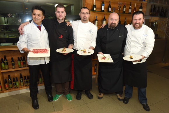Restoran Foša: Chef Damr Tomljanović oduševio japanskog kolegu pripremom “dalmatinskog sushija” Restoran Foša: Chef Damr Tomljanović oduševio japanskog kolegu pripremom “dalmatinskog sushija”