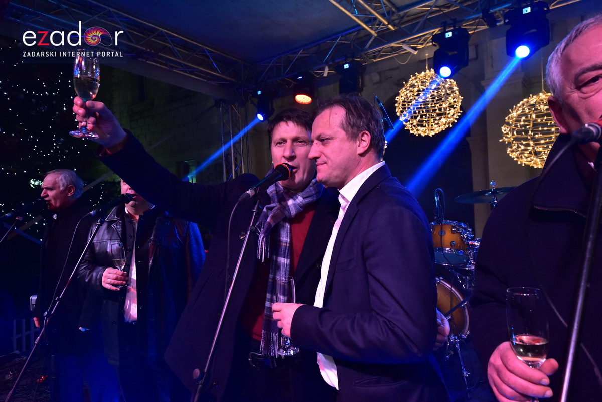 Tisuće Zadrana uživalo na krcatom Narodnom trgu i Tgu Petra Zoranića uz Tomislava Bralića i klapu Intrade Tisuće Zadrana uživalo na krcatom Narodnom trgu i Tgu Petra Zoranića uz Tomislava Bralića i klapu Intrade