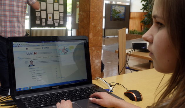 Lubreg, Varazdin, 090513.
Ministar znanosti, obrazovanja i sporta Zeljko Jovanovic danas je iz Osnovne skole Antuna Kacica Miosica u Ludbregu prisustvovao prvoj prijavi za upis u srednje skole putem E-upisa. Ucenici 8. razreda Osnovne skole iz Ludbrega po