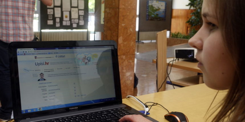 Lubreg, Varazdin, 090513.
Ministar znanosti, obrazovanja i sporta Zeljko Jovanovic danas je iz Osnovne skole Antuna Kacica Miosica u Ludbregu prisustvovao prvoj prijavi za upis u srednje skole putem E-upisa. Ucenici 8. razreda Osnovne skole iz Ludbrega po