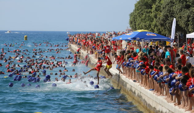 11. dm millennium jump:  Tri tisuće ljudi skače za humanitarni cilj