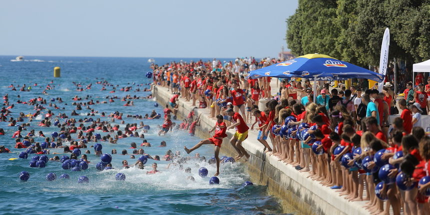 11. dm millennium jump:  Tri tisuće ljudi skače za humanitarni cilj