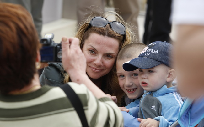 Biograd , 140510.
Danas je u Biogradu odrzana druga Porinova regata na kojoj je za ekipe brojnih diskografskih i medijskih kuca jedrilicarske sposobnosti pokazalo i vise javnih osoba. Na slici Vlatka Pokos.
Foto: Jure Miskovic / CROPIX Biograd , 140510.
Danas je u Biogradu odrzana druga Porinova regata na kojoj je za ekipe brojnih diskografskih i medijskih kuca jedrilicarske sposobnosti pokazalo i vise javnih osoba. Na slici Vlatka Pokos.
Foto: Jure Miskovic / CROPIX