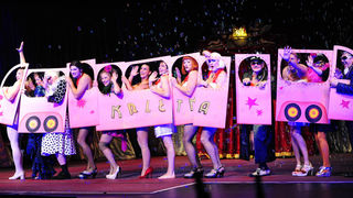 Zadar, 12.11.2012. snimio: Nenad Marčev
SATIRIČKO KAZALIŠTE KEREMPUH
Jean Poiret:
Krletka, komedija
redatelj: Krešimir Dolenčić
igraju: Ž. Königsknecht, H. Kečkeš, M. Mirković,
I. Đuričić, L. Petrušić, B. Perić, V. Čokljat,
M. Posavec Zadar, 12.11.2012. snimio: Nenad Marčev
SATIRIČKO KAZALIŠTE KEREMPUH
Jean Poiret:
Krletka, komedija
redatelj: Krešimir Dolenčić
igraju: Ž. Königsknecht, H. Kečkeš, M. Mirković,
I. Đuričić, L. Petrušić, B. Perić, V. Čokljat,
M. Posavec