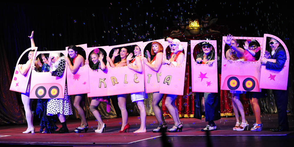 Zadar, 12.11.2012. snimio: Nenad Marčev
SATIRIČKO KAZALIŠTE KEREMPUH
Jean Poiret:
Krletka, komedija
redatelj: Krešimir Dolenčić
igraju: Ž. Königsknecht, H. Kečkeš, M. Mirković,
I. Đuričić, L. Petrušić, B. Perić, V. Čokljat,
M. Posavec Zadar, 12.11.2012. snimio: Nenad Marčev
SATIRIČKO KAZALIŠTE KEREMPUH
Jean Poiret:
Krletka, komedija
redatelj: Krešimir Dolenčić
igraju: Ž. Königsknecht, H. Kečkeš, M. Mirković,
I. Đuričić, L. Petrušić, B. Perić, V. Čokljat,
M. Posavec