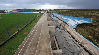 Rastane, Zadar, 301112.
Jako jugo koje je zadnja dva dana puhalo na zadarskom podrucju, srusilo je veliki dio tribine nogometnog stadiona u Rastanima.
Foto: Luka Gerlanc / CROPIX Rastane, Zadar, 301112.
Jako jugo koje je zadnja dva dana puhalo na zadarskom podrucju, srusilo je veliki dio tribine nogometnog stadiona u Rastanima.
Foto: Luka Gerlanc / CROPIX