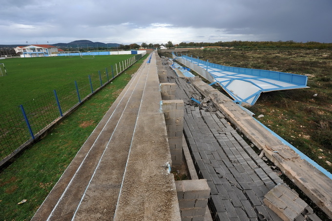 Rastane, Zadar, 301112.
Jako jugo koje je zadnja dva dana puhalo na zadarskom podrucju, srusilo je veliki dio tribine nogometnog stadiona u Rastanima.
Foto: Luka Gerlanc / CROPIX Rastane, Zadar, 301112.
Jako jugo koje je zadnja dva dana puhalo na zadarskom podrucju, srusilo je veliki dio tribine nogometnog stadiona u Rastanima.
Foto: Luka Gerlanc / CROPIX