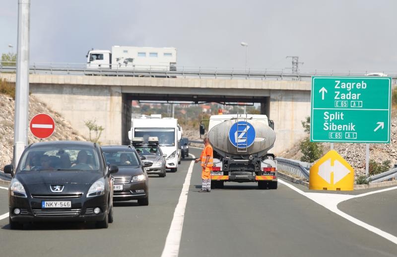 Zbog požara zatvorena autocesta A1 kod Pirovca: Neki vozači se okretali i vozili u suprotnom smjeru Zbog požara zatvorena autocesta A1 kod Pirovca: Neki vozači se okretali i vozili u suprotnom smjeru