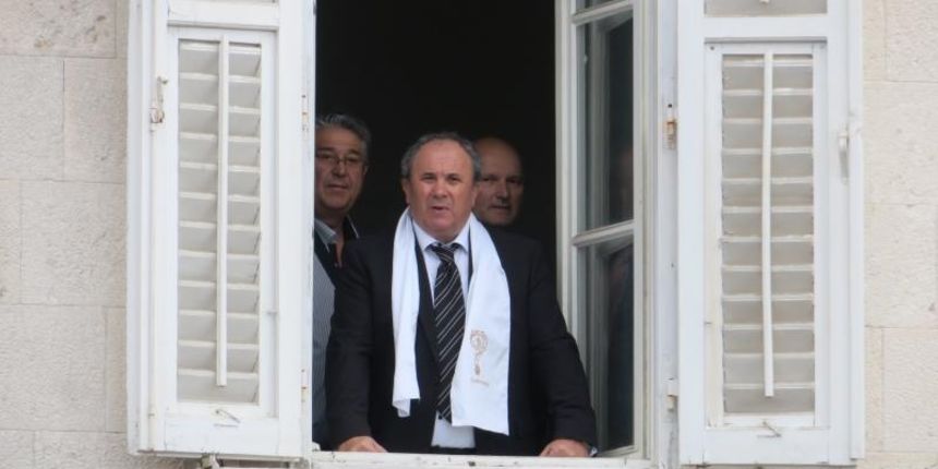 Slavlje povodom blagdana svetog Dujma zapocelo je procesijom i misom na rivi. Blagdan svetog Dujma ili fjera sv. Dujma slavi se tradicionalno 7. svibnja, a posvecena je Sv. Dujmu, salonitanskom biskupu, koji je zivio u doba cara Dioklecijana. Sveti Dujam