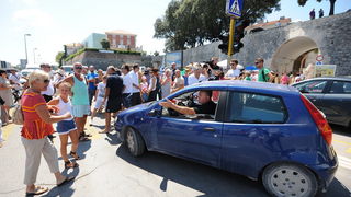 Zadar, 270712.
Stanari tzv. Galicevih zgrada u Diklu su nakon posjete gradonacelniku odrzali prosvjed blokirajuci promet u centru grada na pjesackom prijelazu koji s mosta vodi u stari dio grada. Promet je bio blokiran pola sata prema najavi stanara. Razl