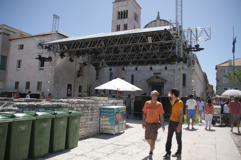 Pozornica i tribine za koncert Josea Carrerasa