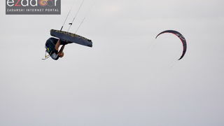 Guštanje surfera u jakom jugu Guštanje surfera u jakom jugu