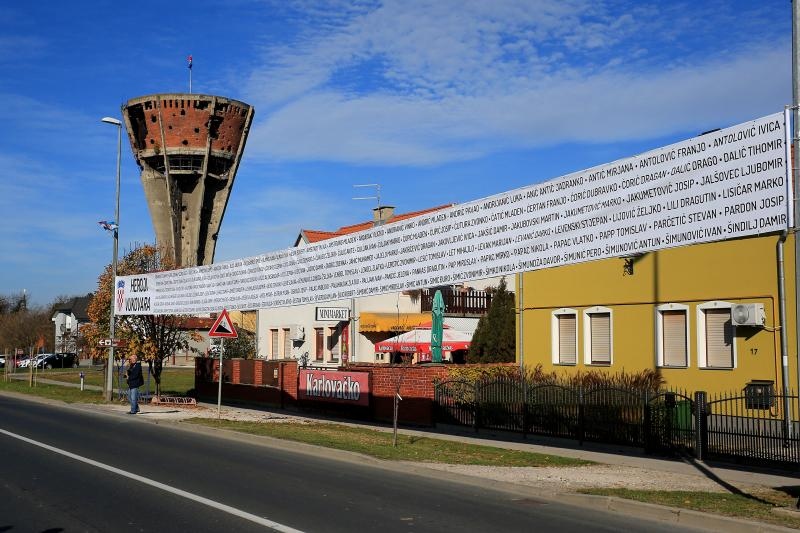 Na Mitnici postavljen banner dužine 210 metara s imenima heroja Vukovara, Foto: Davor Javorović/PIXSELL Na Mitnici postavljen banner dužine 210 metara s imenima heroja Vukovara, Foto: Davor Javorović/PIXSELL