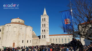 Izložba vojne opreme, oružja i vozila na zadarskoj rivi i spuštanje 25-metarske zastave s kampanela sv. Stošije