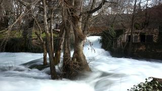 Vjetar raznoseći vodenu pjenu i sitne kapljice stvara poseban ugođaj u NP Krka
