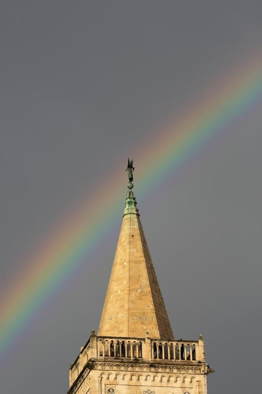 11.09.2014., Zadar – Kisni je dan na nekoliko minuta uljepsala duga koja se pojavila nad gradom. Photo: Filip Brala/PIXSELL