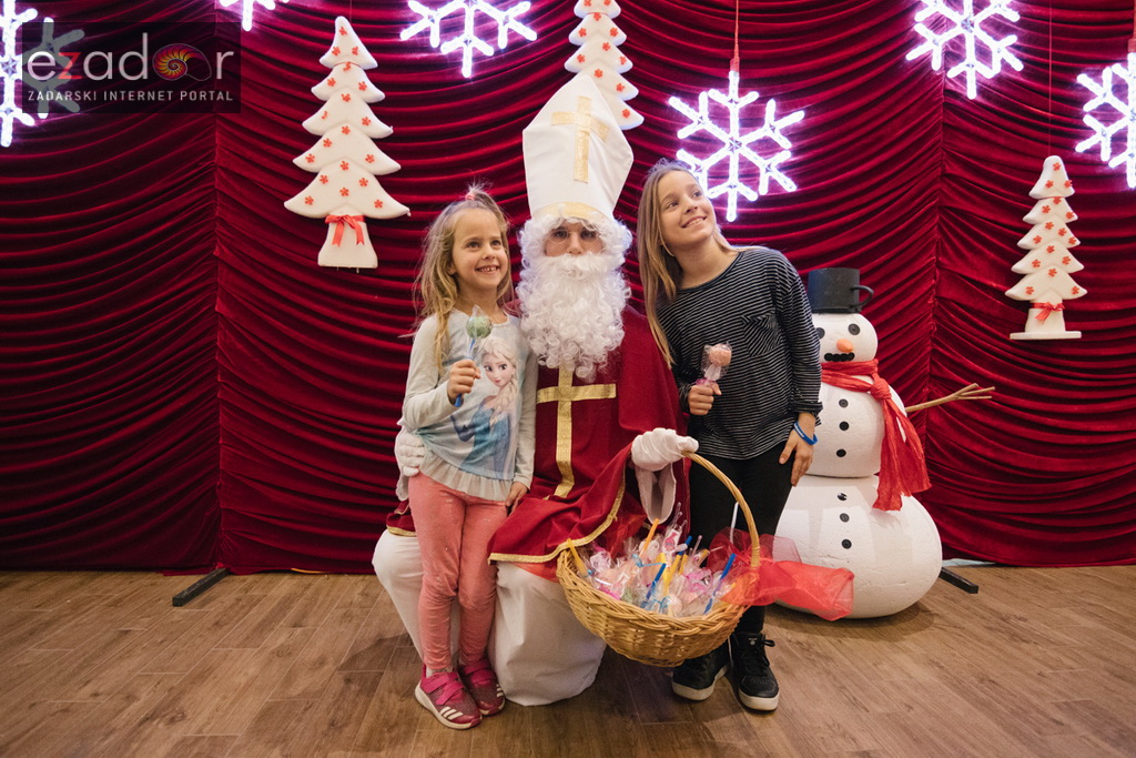 Sveti Nikola posjetio Supernova centar i razveselio mališane